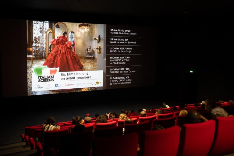 Proiezione di film italiani al cinema a Dakar.
