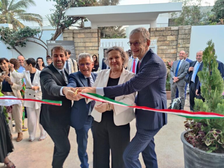 Dakar, 2 maggio 2024. L’Ambasciatrice Bertolini inaugura la nuova sede di AICS Dakar insieme al Direttore Generale per la Cooperazione allo Sviluppo, Stefano Gatti, il Direttore di AICS, Marco Rusconi, e il Direttore di AICS Dakar, Marco Falcone.