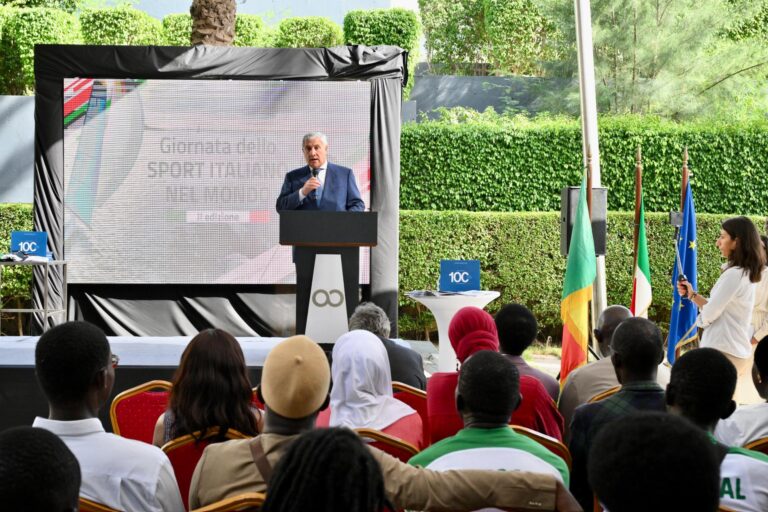 Dakar, 29 ottobre 2025. Il Ministro Tajani parla all’evento di diplomazia sportiva Italia-Senegal.